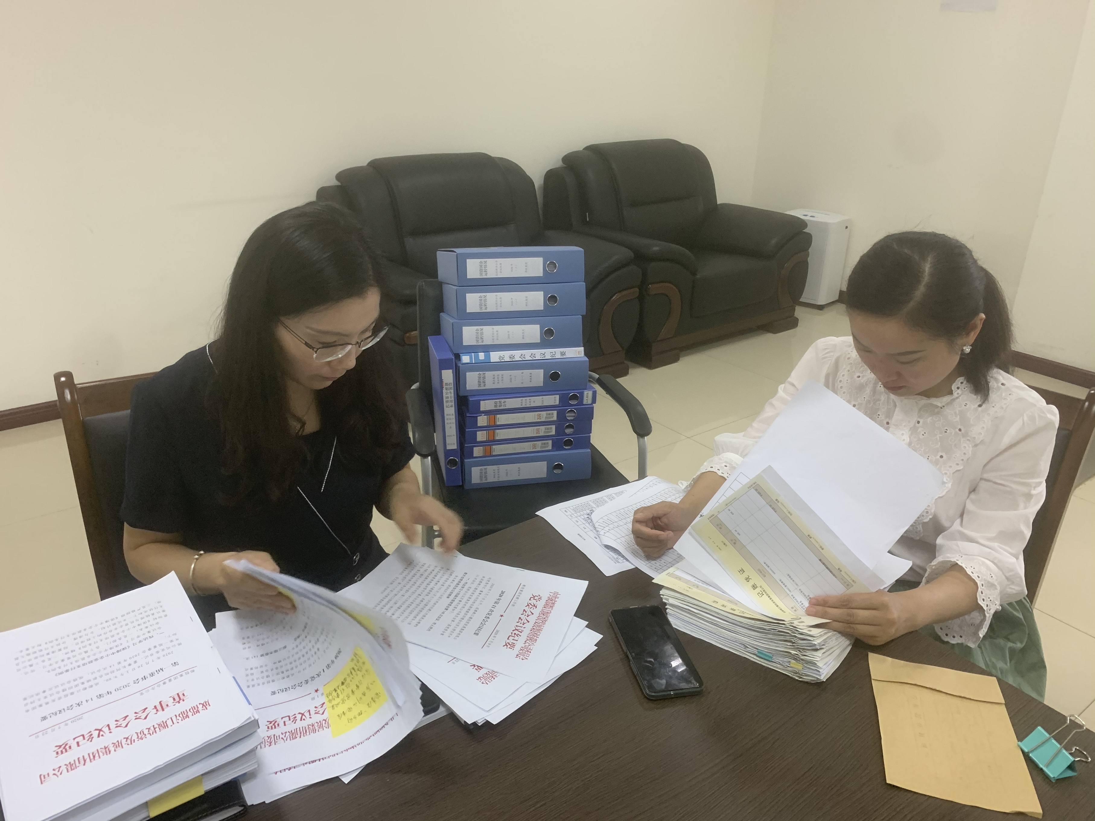 檢查集團”三重一大“決策程序、物資采購、三公經費等資料.jpg